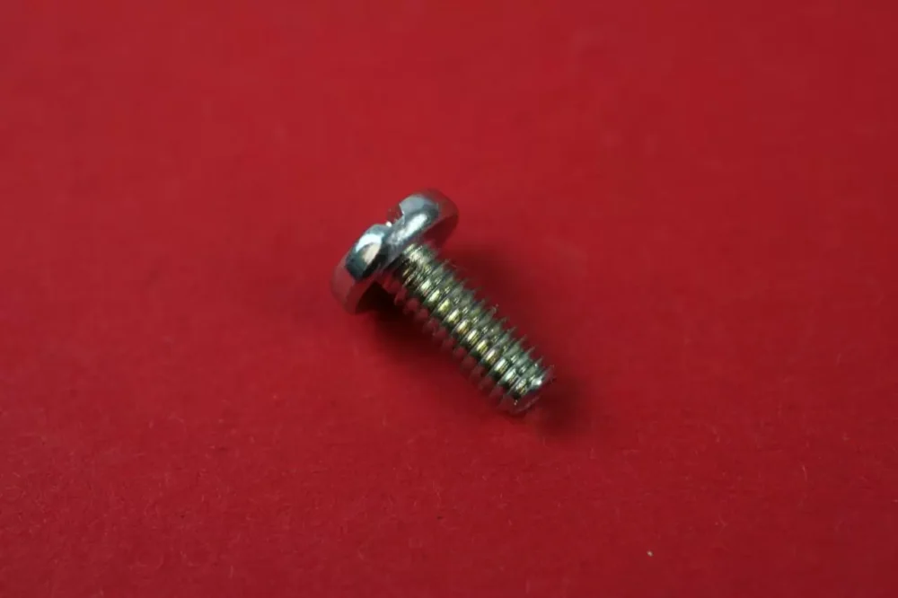 Neu Im Sortiment Schraube M4x12,4mm für Elna