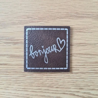 "Bonjour" Nählabel 4×4 cm – vegan, handmade, Schnuckidu® Kunstleder Braun/Silber Neue Ware