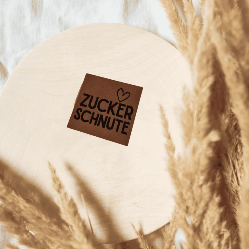 "Zuckerschnute" Nählabel 4×4 cm – vegan, handmade, Schnuckidu® Kunstleder Braun/Schwarz Sichere Zahlung