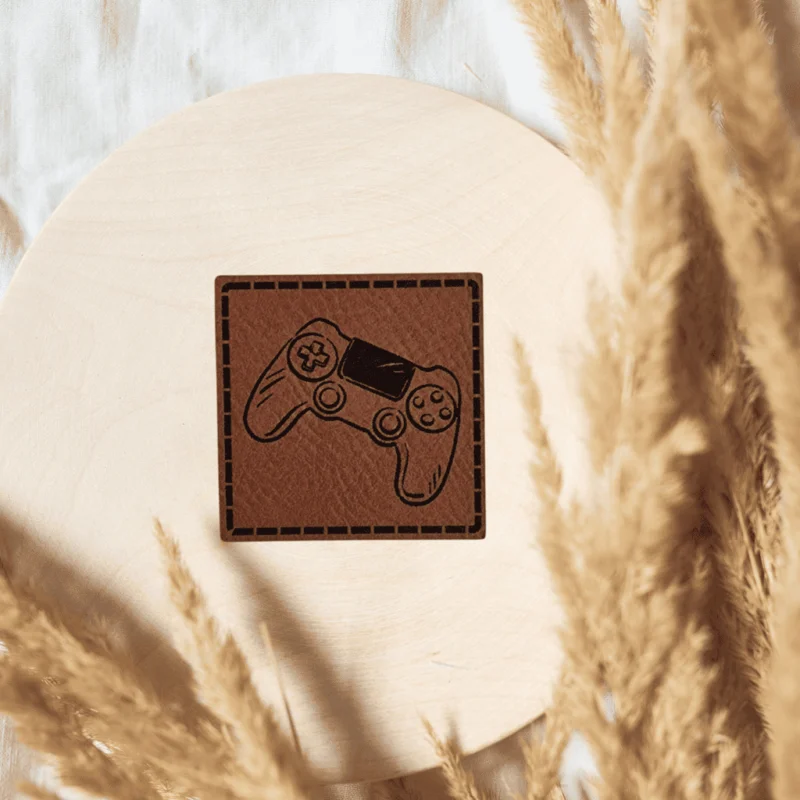 „Controller“ Nählabel 4×4 cm – vegan, handmade, Schnuckidu® Kunstleder Braun/Schwarz Bestpreis