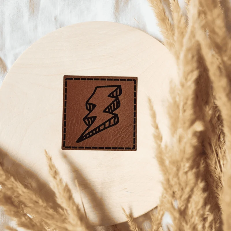 „Blitz“ Nählabel 4×4 cm – vegan, handmade, Schnuckidu® Kunstleder Braun/Schwarz Finale Aktion