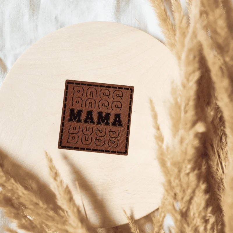 „Boss Mama“ Nählabel 4×4 cm – vegan, handmade, Schnuckidu® Kunstleder Braun/Schwarz Neuheit