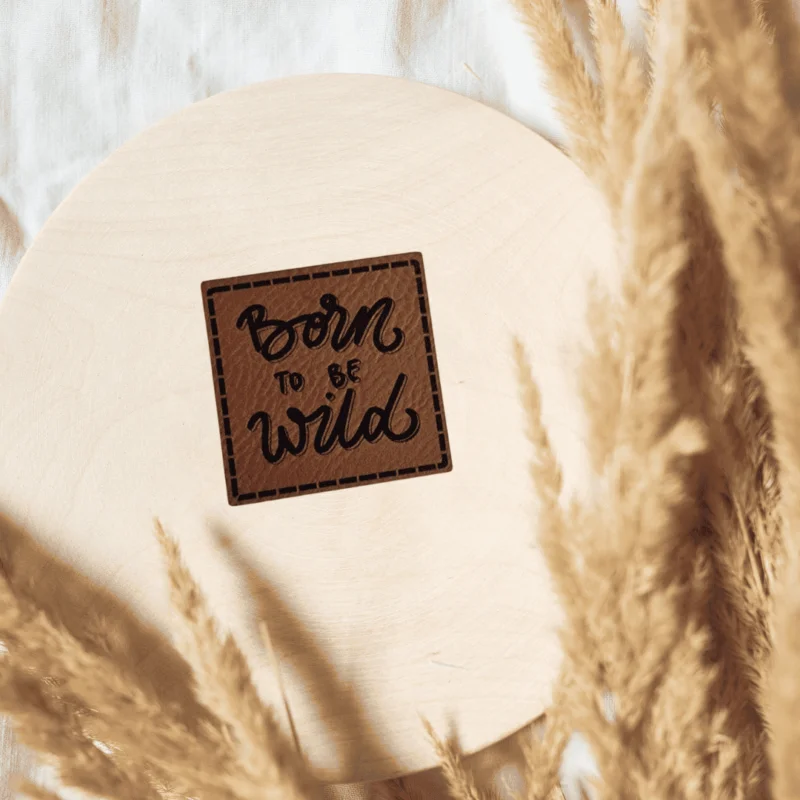 „Born to be Wild“ Nählabel 4×4 cm – vegan, handmade, Schnuckidu® Kunstleder Braun/Schwarz Preisknaller