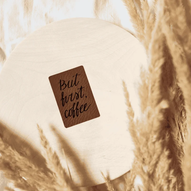 „But first Coffee“ Nählabel 2,4cm x 3,5cm – vegan, handmade, Schnuckidu® Kunstleder Braun/Schwarz Ausverkauf