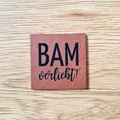 „BAM verliebt“ Nählabel 4×4 cm – vegan, handmade, Schnuckidu® Kunstleder Braun/Schwarz Sonderaktion