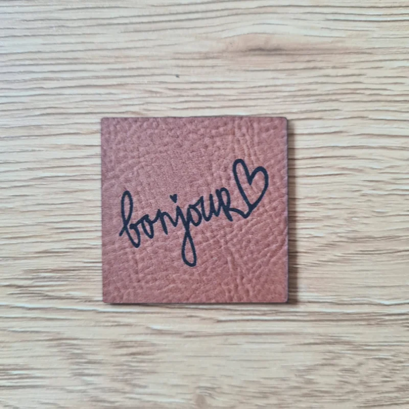 „Bonjour“ Nählabel 5×2,4 cm – vegan, handmade, Schnuckidu® Kunstleder Braun/Schwarz Direkt Vom Hersteller