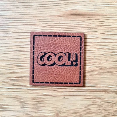 „COOL!“ Nählabel 4×4 cm – vegan, handmade, Schnuckidu® Kunstleder Braun/Schwarz Kostenfreie Lieferung