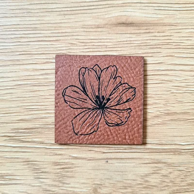 „Blume“ Nählabel 4×4 cm – vegan, handmade, Schnuckidu® Kunstleder Braun/Schwarz Garantierte Lieferung
