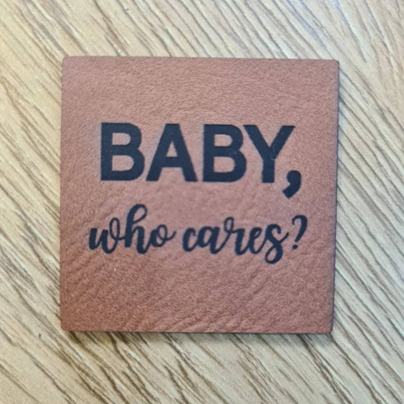 „Baby who cares?“ Nählabel 4×4 cm – vegan, handmade, Schnuckidu® Kunstleder Braun/Schwarz Sofort Bestellen