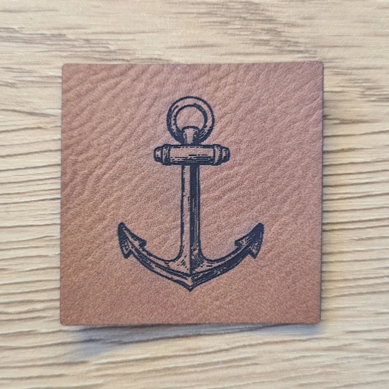„Anker“ Nählabel 4×4 cm – vegan, handmade, Schnuckidu® Kunstleder Braun Must-Have