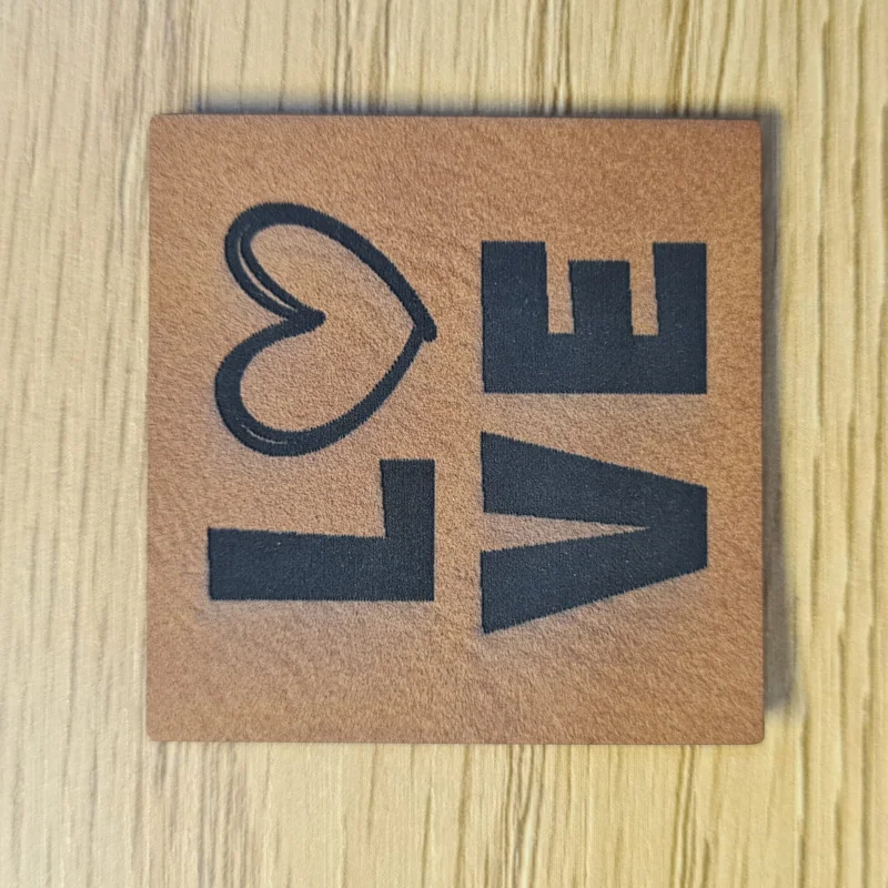 Zertifiziert „LOVE“ Nählabel 4×4 cm – vegan, handmade, Schnuckidu® Kunstleder Braun