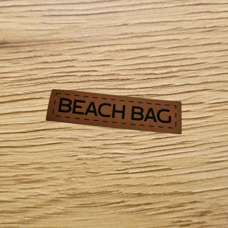 Zertifiziert „BEACH BAG“ Taschen Label 6,3 x 1,6cm – vegan, handmade, Schnuckidu® Kunstleder Label Braun