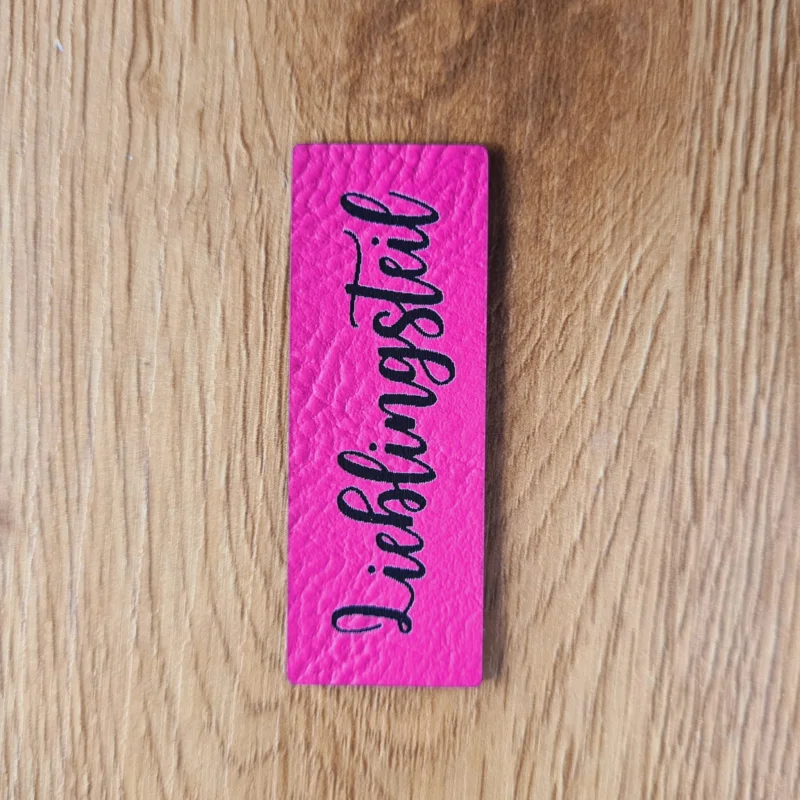 Zertifiziert „Lieblingsteil“ Nählabel 5×1,8 cm – vegan, handmade, Schnuckidu® Kunstleder in Neon Pink