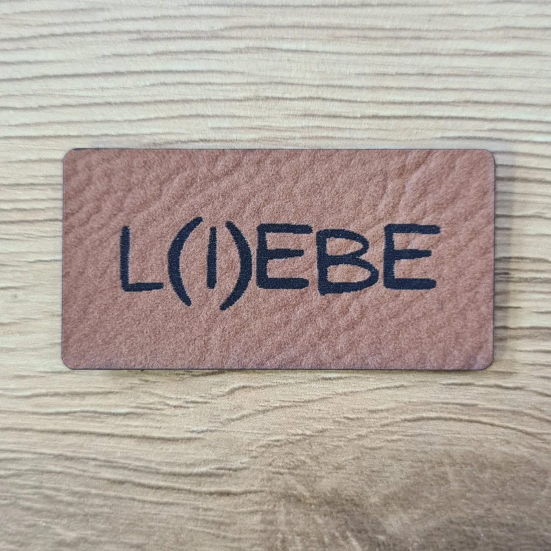 Zertifiziert „L(I)EBE“ Nählabel 4×2cm – vegan, handmade, Schnuckidu® Kunstleder Braun