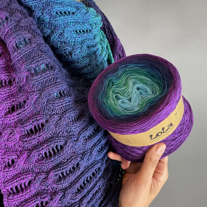 Markenprodukt StrickSet inkl. PDF Strickanleitung LoLa 4fach Farbverlaufs-Bobbel Zopf-Lace-Tuch Fangfrisch