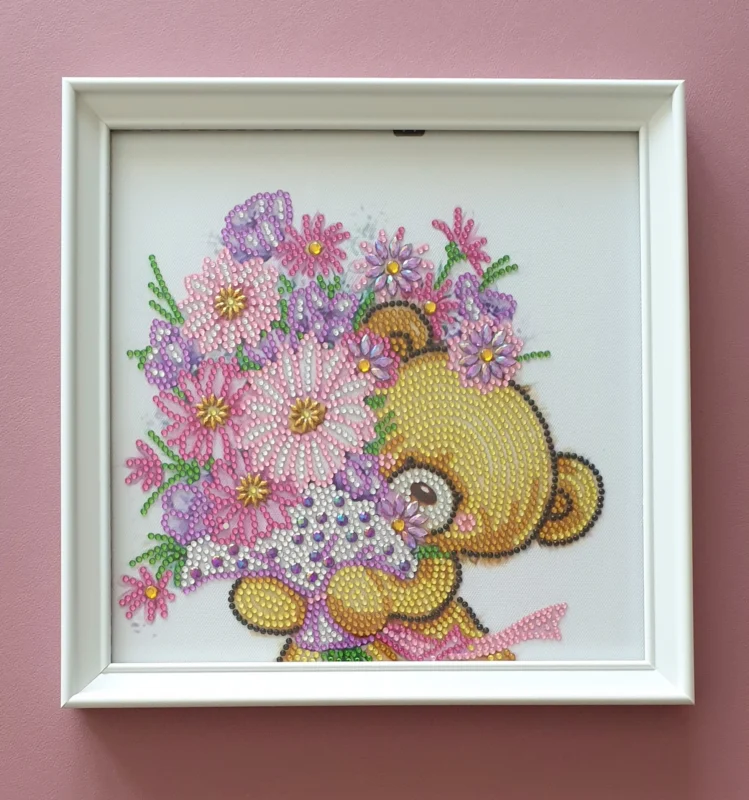 Zertifiziert Deko Diamond Painting Bild Bärchen mit Blumenstrauß (fertig)